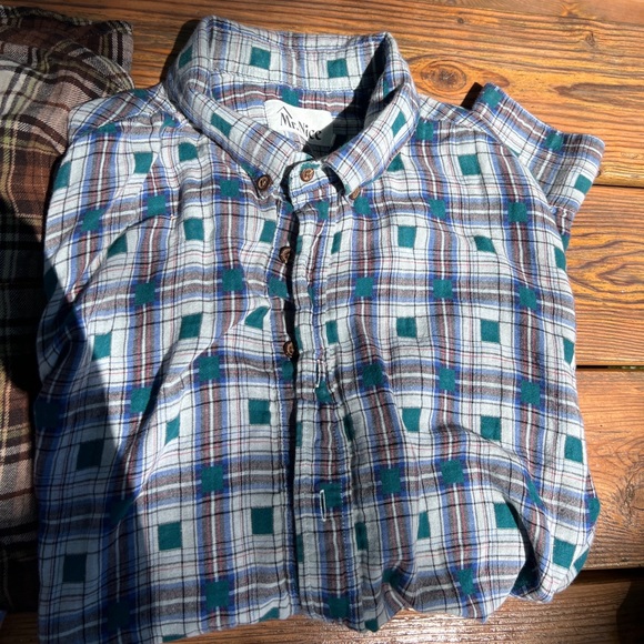 6 flannels - Picture 3 of 8